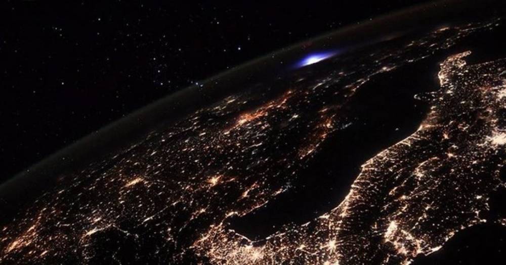 Синяя вспышка в атмосфере. Астронавт с МКС сделал фотографию необычного явления