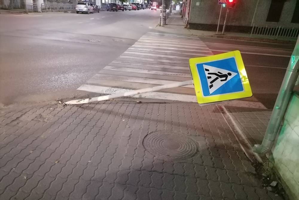 В Тверской области на пешехода упал дорожный знак