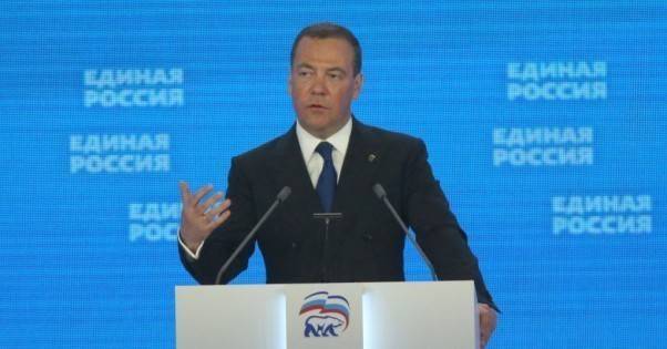 &quot;Жадный трус-марионетка&quot;: Медведев объяснил, почему он против контактов Путина с Зеленским