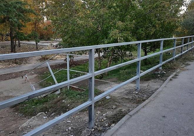 В Рязани проход к жилым домам перекрыли забором
