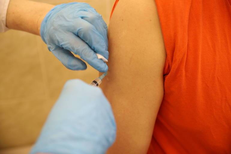 Вирусолог РАН предлагает начать штрафовать за уклонение от вакцинации