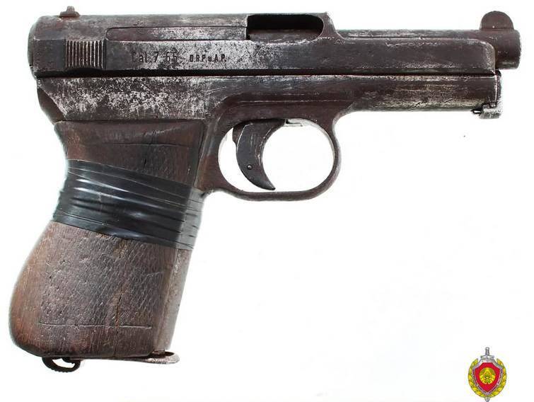 Под Гродно мужчина пошел за грибами и нашел пистолет «Маузер» образца 1934 года