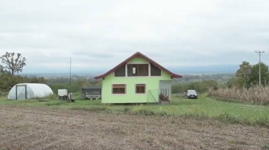 Мужчина устал от капризов жены и построил вращающийся дом (Видео)