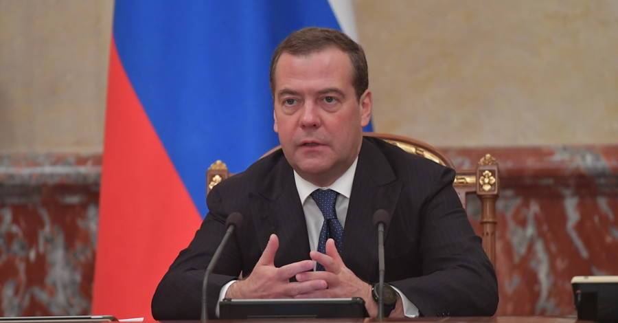 В Офисе президента Медведева назвали "выпавшим из политической повестки" из-за статьи об Украине