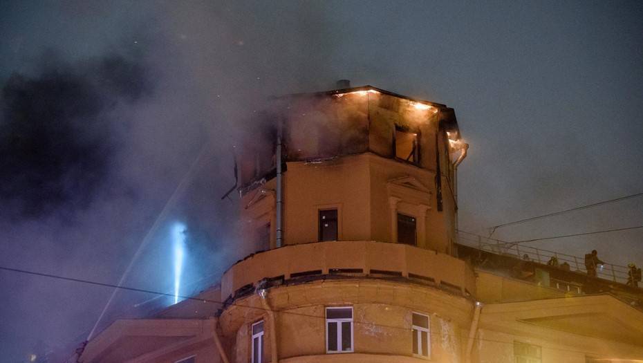 В Петербурге продолжается ликвидация последствий пожара на набережной Карповки