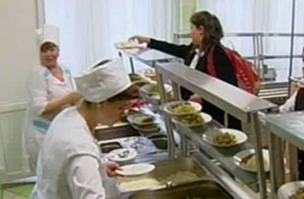 Украинские школьники жалуются на обеды в столовой, еду выдают в файлах: фото