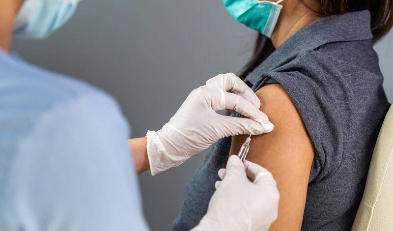 Власти не планируют вводить штрафы за отказ от вакцинации