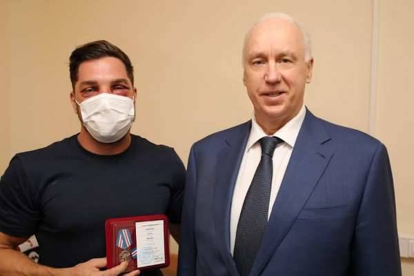 Глава СК вручил медаль заступившемуся за девушку в московском метро