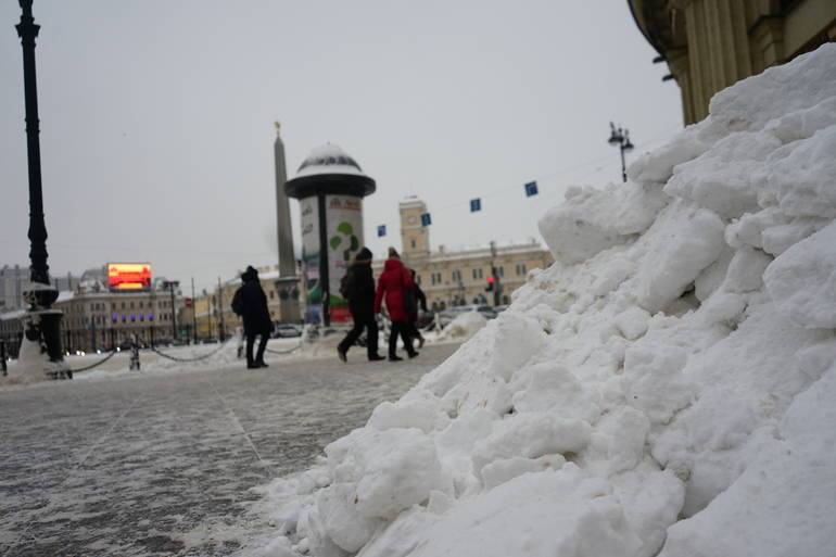 Крыши домов в Петербурге от снега будут чистить 500 работников