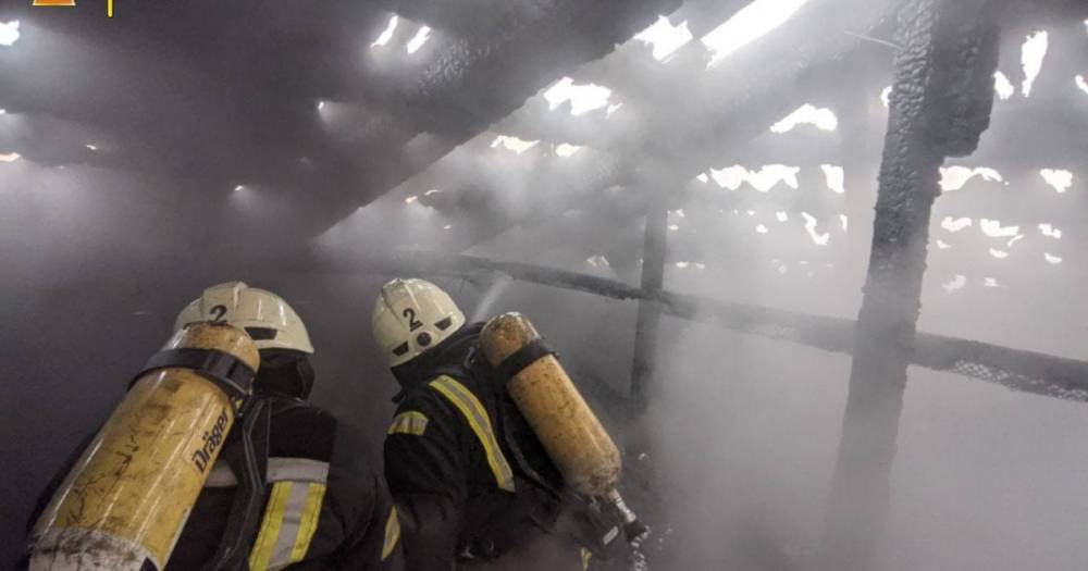 В центре Киева вспыхнул пожар: проводится эвакуация жителей