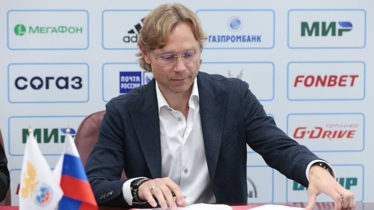 Валерий Карпин продолжит работу со сборной России по футболу в 2022 году