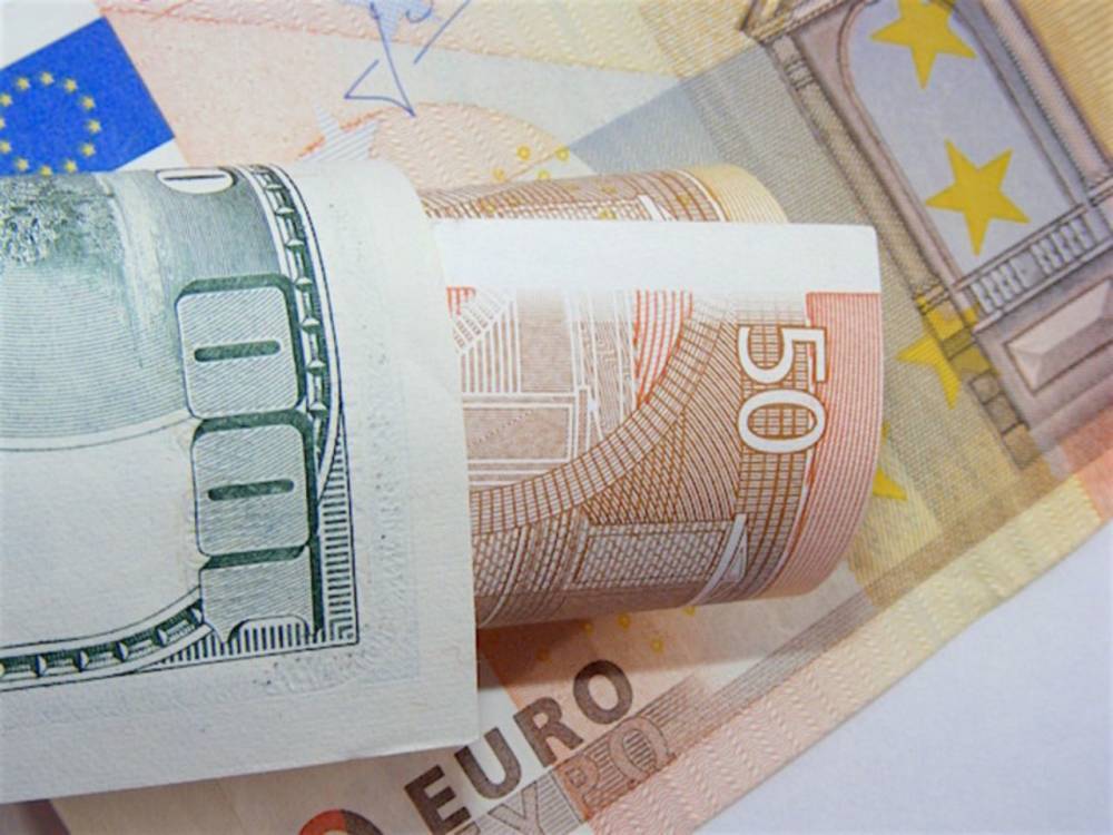 Рубль в ходе торгов выигрывает у доллара и уступает евро считанные копейки