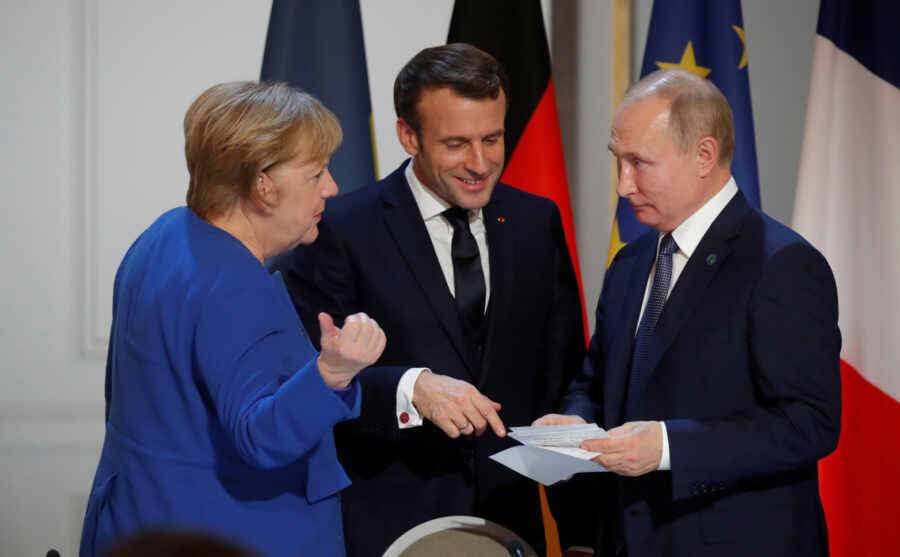 Меркель и Макрон попросили Путина о встрече в «нормандском формате»