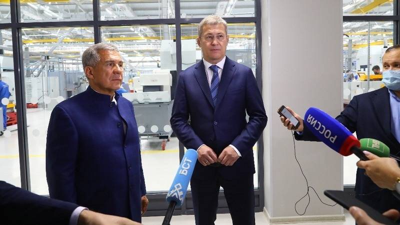 Радий Хабиров и Рустам Минниханов посетили центр Ростеха в Уфе