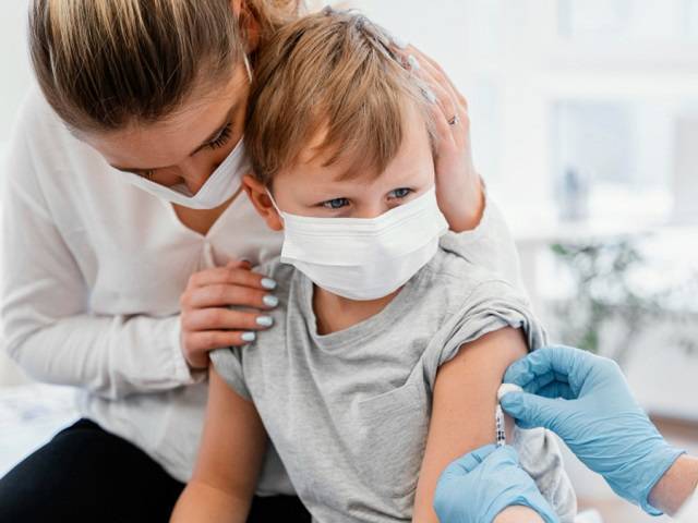 Вакцинация подростков от COVID-19 может начаться в январе 2022 года