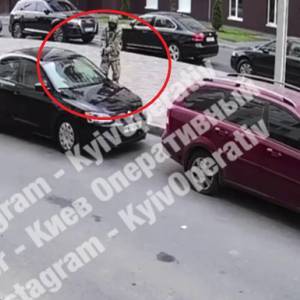 В Киеве мужчина обстрелял автомобиль с семьей