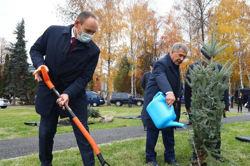 Президент Татарстана посадил деревья в Башкирии
