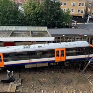 Под Лондоном поезд сошел с рельсов: есть пострадавшие