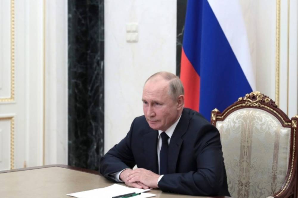 Путин призвал к наращиванию темпов вакцинации от COVID-19