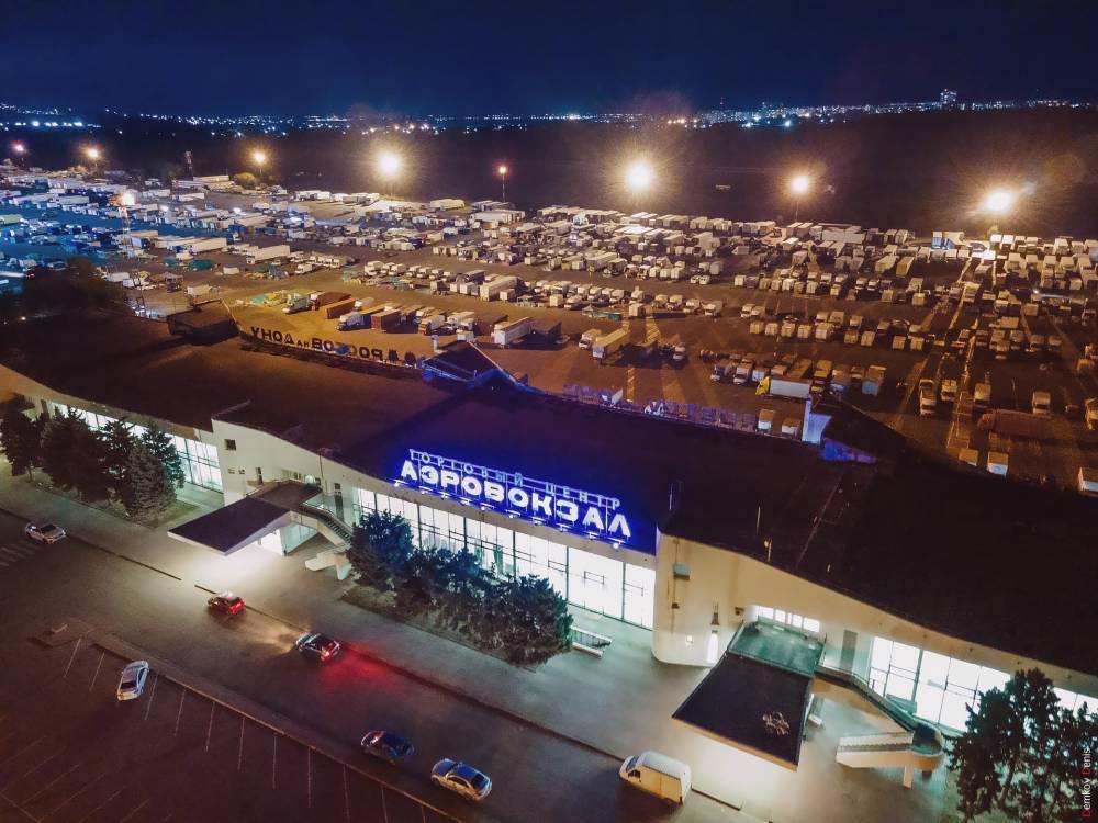 Торговцы с закрытых аксайских рынков массово переехали в старый аэропорт Ростова-на-Дону