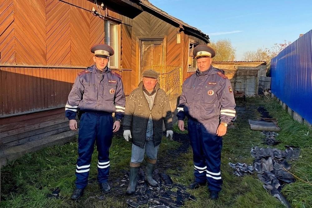 Старорусские полицейские вытащили из огня пожилых супругов