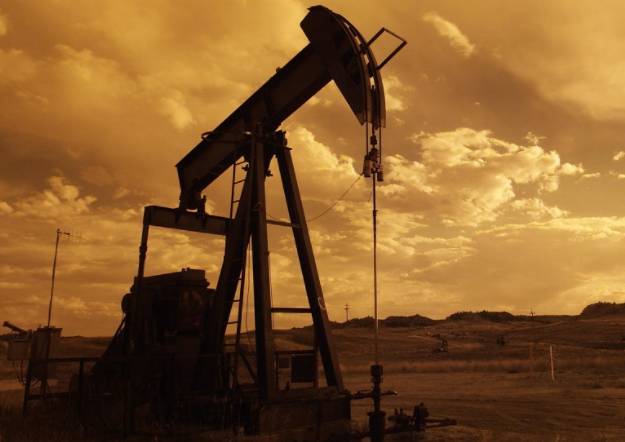 Хазин и Пикин рассказали о влиянии нового рекорда стоимости нефти на российский рубль