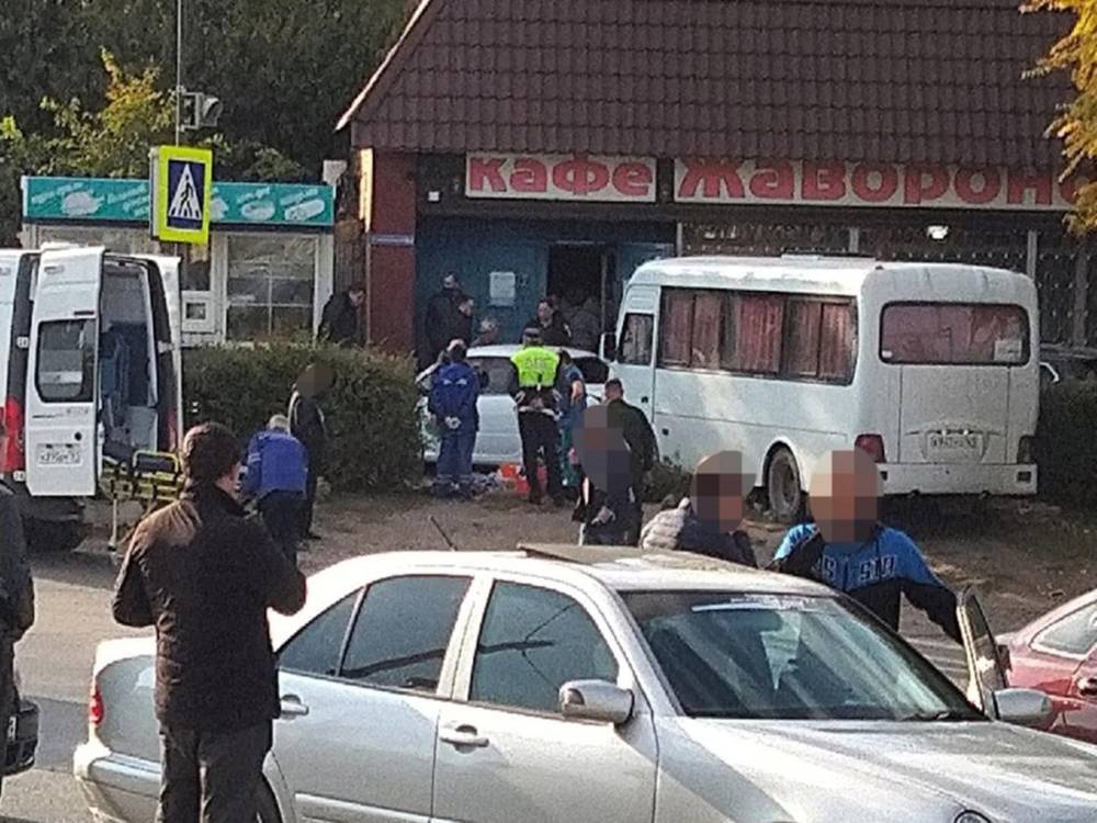 Микроавтобус с мертвым водителем протаранил два автомобиля в Ростовской области