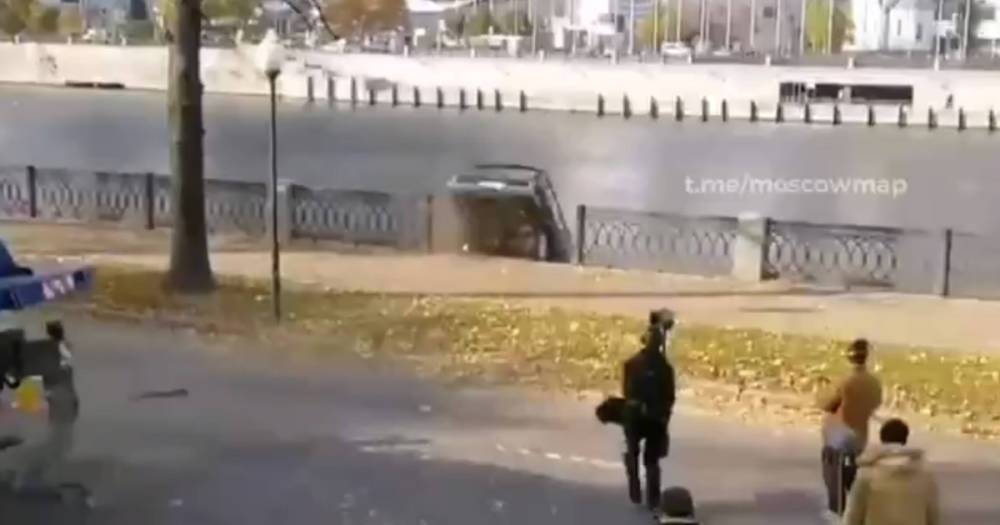 Автомобиль упал в Москву-реку во время съемок фильма