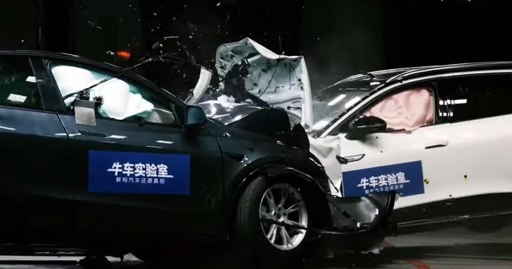 Проверка безопасности: электромобили Tesla и Volkswagen столкнули лоб в лоб (видео)