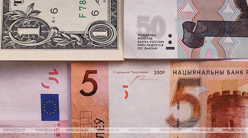 Российский рубль на торгах 12 октября подешевел, евро и доллар подорожали