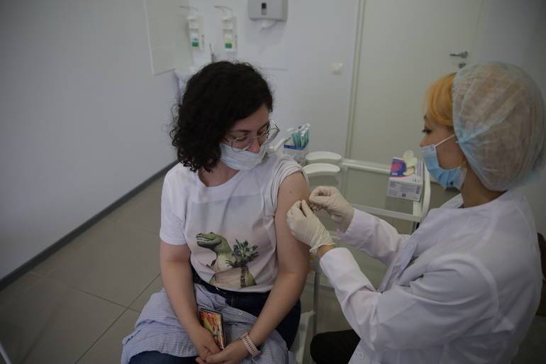 Вакцинация от коронавируса в Петербурге стала частично обязательной