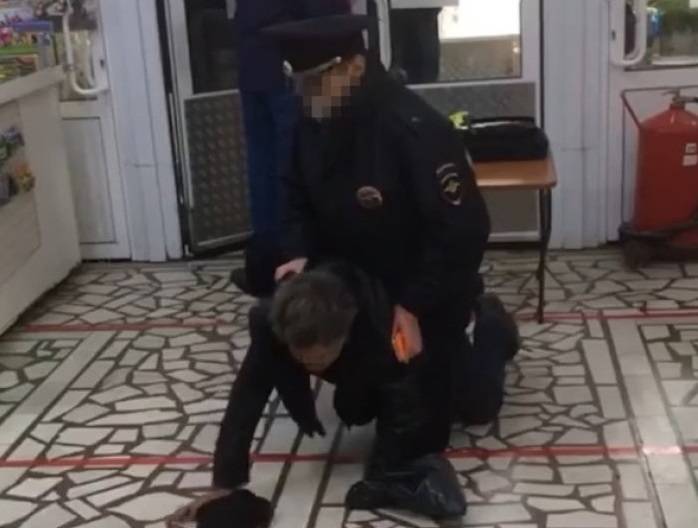 МВД Башкирии прокомментировало потасовку полицейского и посетителя ТЦ в Уфе