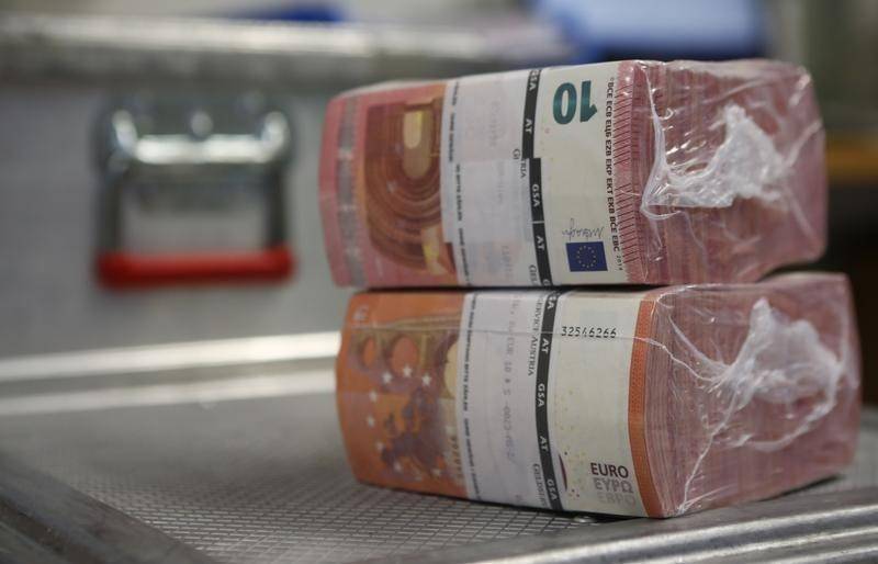 Доллар на "МосБирже" торгуется на уровне 71,80 руб. евро - 82,94 руб.