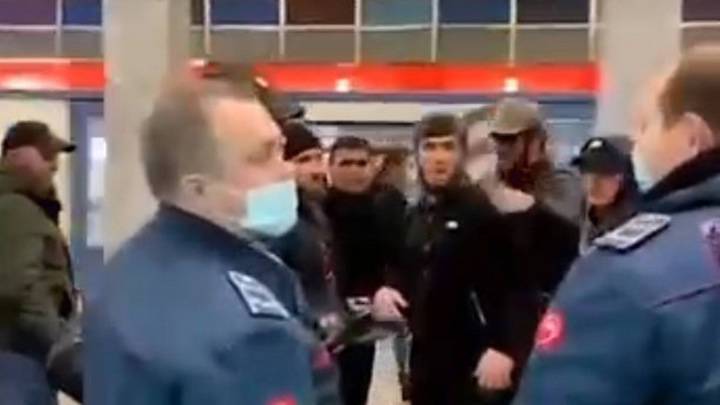 "Давай выходи!": пассажиры московского метро дали отпор группе мигрантов