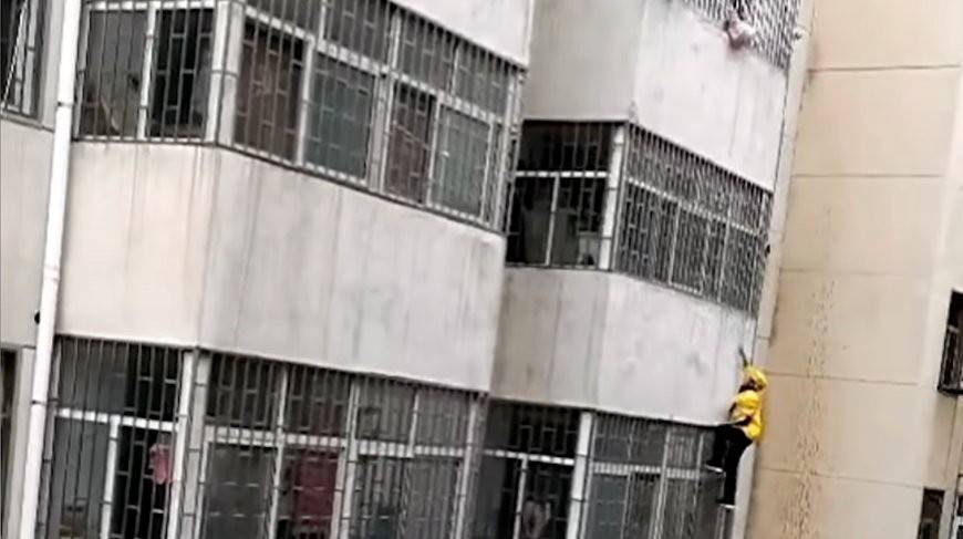 Видео, от которого дух захватывает: курьер спас девочку, без страховки забравшись на третий этаж
