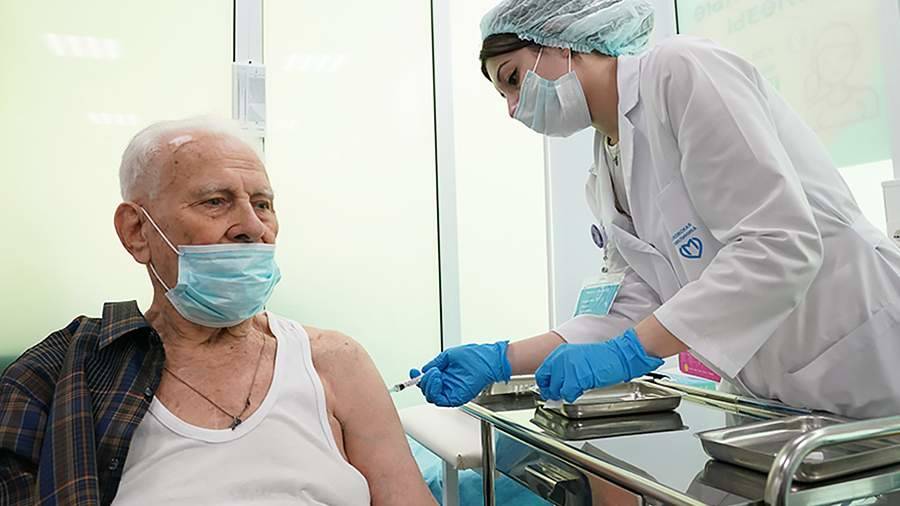 Пожилые москвичи смогут получить 10 тыс. рублей за вакцинацию