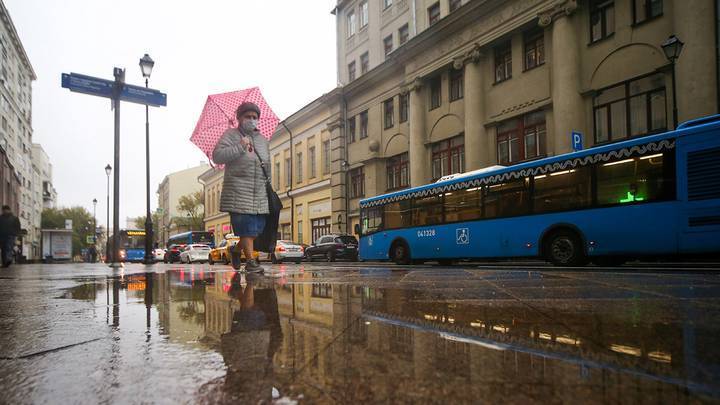 «Желтый» уровень погодной опасности объявили в Москве из-за сильного дождя на четверг