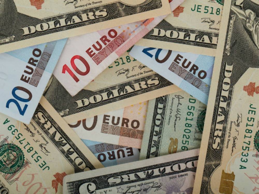 Рубль в ходе торгов теряет к доллару более 5 копеек, к евро — почти 17