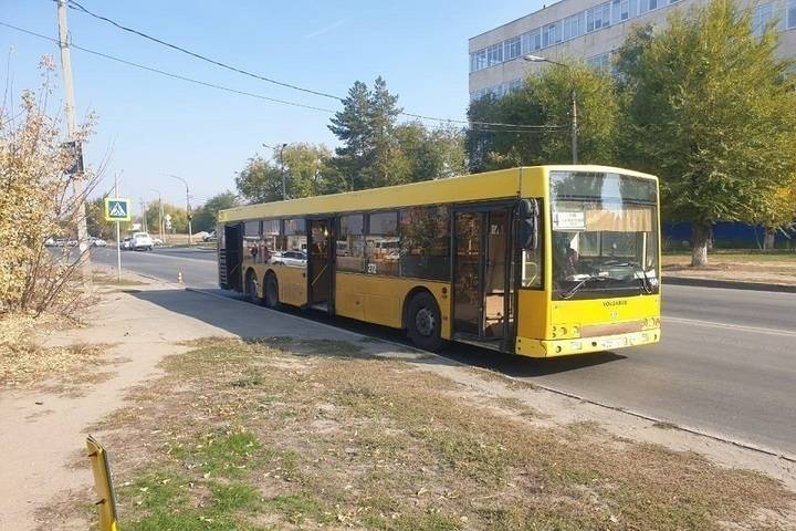 Под Волгоградом пассажиру автобуса зажало руку при закрытии двери