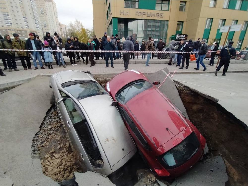 Появились фото с места провала машин в яму с кипятком в Новосибирске