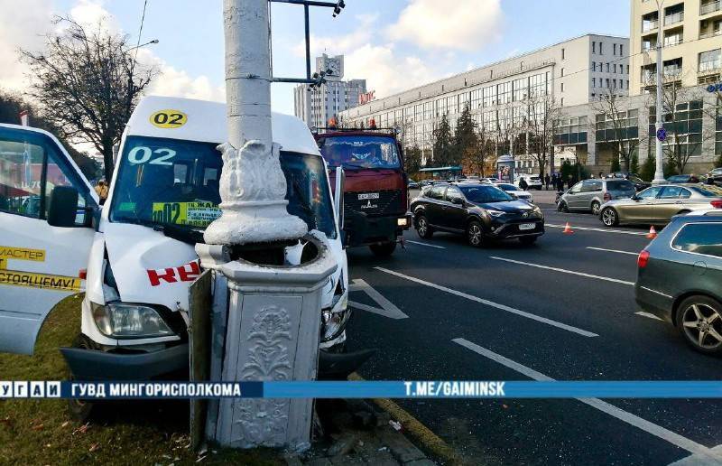 Массовое ДТП на проспекте Независимости в Минске: столкнулись несколько машин – маршрутка врезалась в мачту освещения