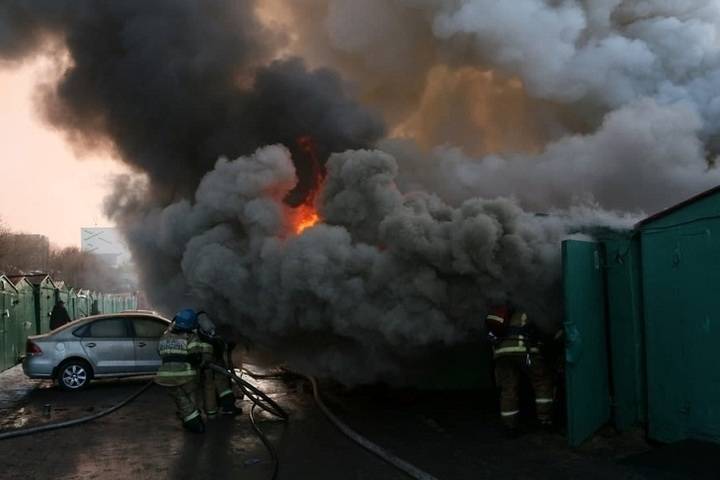 В Никеле горели четыре гаража