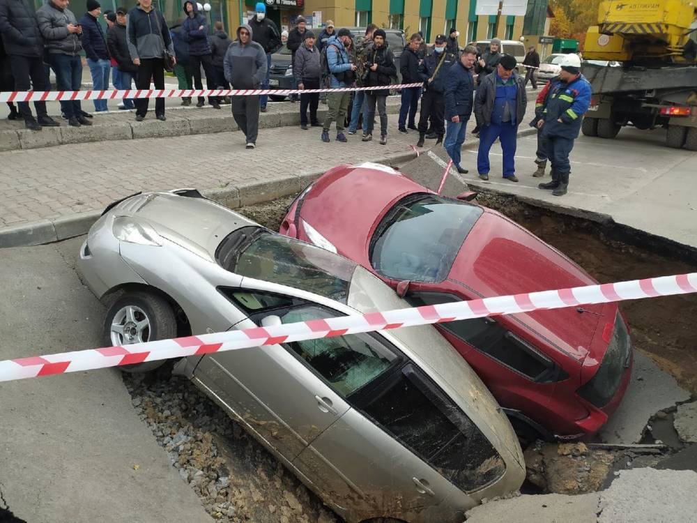 Появилось видео падения двух иномарок в яму с кипятком в центре Новосибирска
