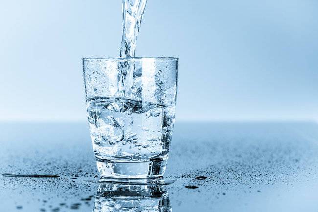 Врач рассказал, кому вреден миф о необходимости пить 2 литра воды в день