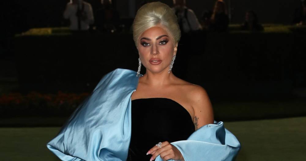 Леди Гага похвасталась шарфом из 100-долларовых купюр (фото)