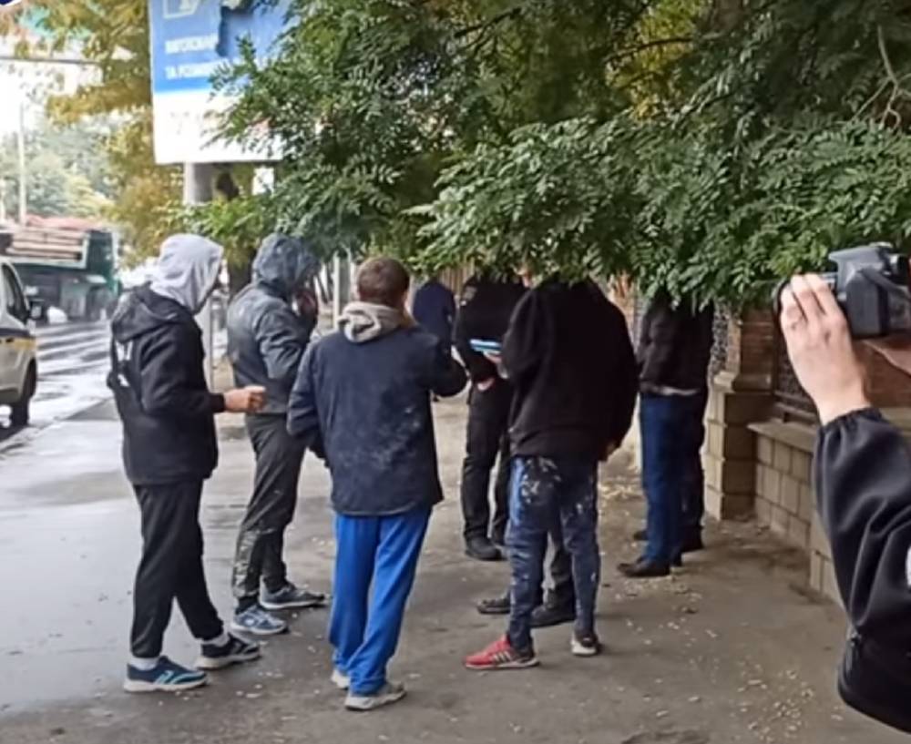 В центре Одессы иностранец схватился за нож и порезал людей на остановке: "Получил отказ"
