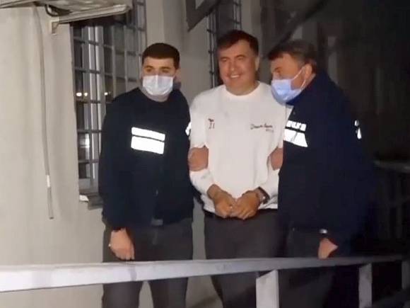 Объявивший голодовку Саакашвили согласился, чтобы его обследовала группа врачей