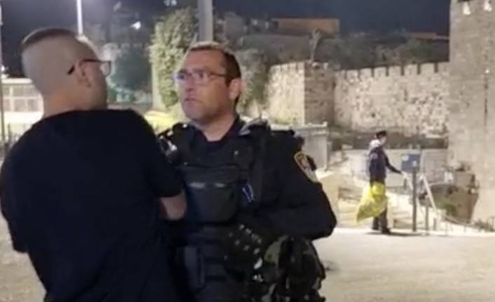 Видео: в Иерусалиме полицейский избил дубинкой пожаловавшегося на нападение