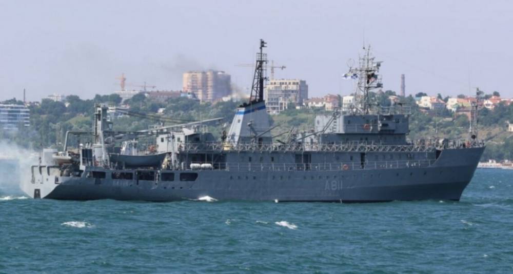 Украинский военный корабль терпит бедствие в Черном море, ведется спасательная операция