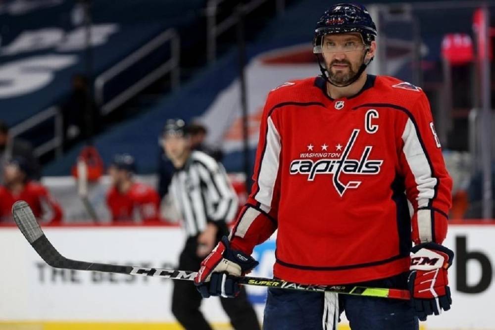 Нападающий Александр Овечкин вышел на пятое место в списке лучших снайперов НХЛ